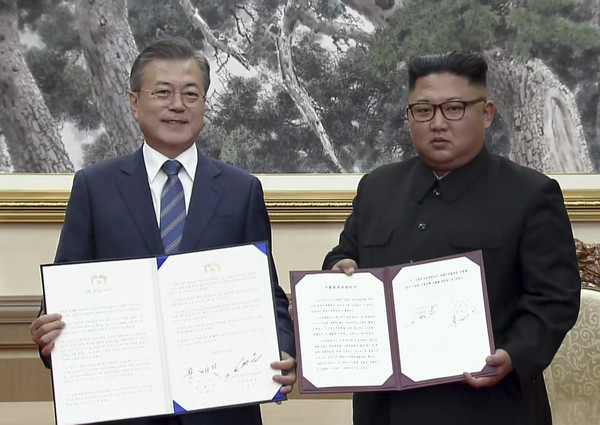 ▲南韓總統文在寅(左)與北韓最高領導人金正恩簽署9月《平壤共同宣言》。(圖／達志影像／美聯社)