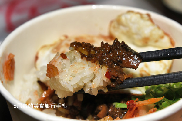 ▲台北深夜隱藏版蘭笑軒和牛肉燥飯。（圖／尼豪提供）