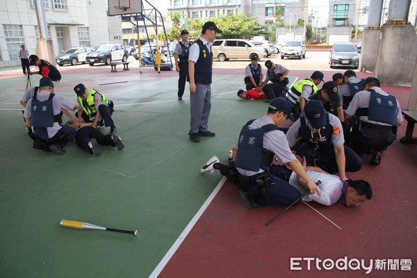 ▲台南市警善化警分局，在善化區多功能活動中心旁，實施「快打狀況演練」，有效強化第一線員警危機處理能力。（圖／記者林悅翻攝）