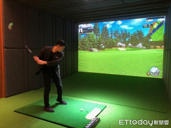 ▲價值300萬元高爾夫3D揮竿室，可模擬地形變化、容納4人同打。（圖／記者張瑞傑攝）