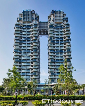 ▲「世界之翼」採雙塔式建築外觀，是當地最高的住宅地標。（圖／記者張瑞傑攝）