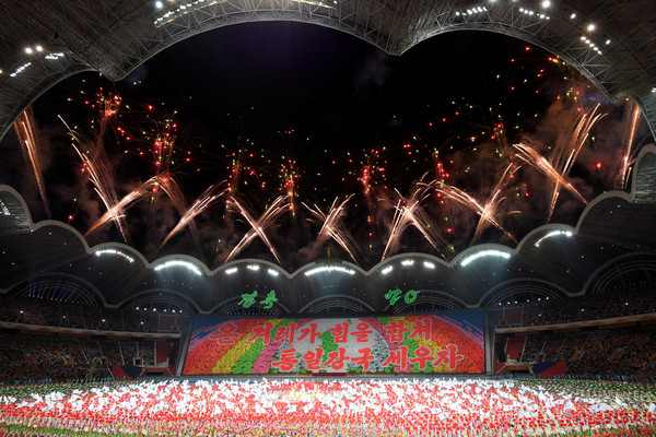 ▲▼文在寅於平壤欣賞15萬人大型體操表演，並公開對北韓人民發表演說。（圖／路透）
