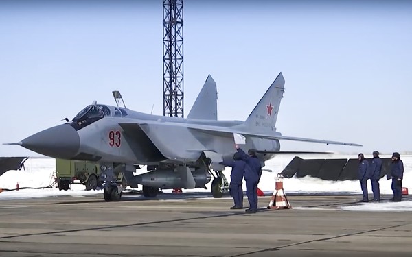 ▲ 米格-31（MiG-31）「獵狐」（Foxhound）攔截機在測試時，安裝了新型導彈。（圖／達志影像／美聯社）