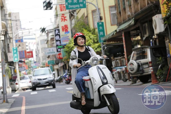 炎炎夏日，蘇映慈騎摩托車帶著冰袋，前往擺攤市集補貨。