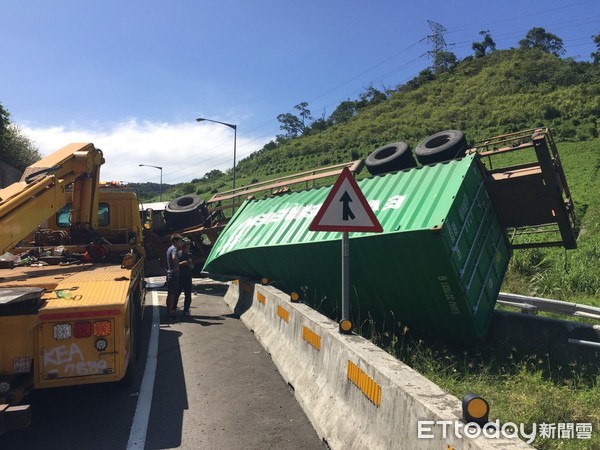 ▲ 台62線12.9公里處四腳亭南下段　貨櫃聯結車翻覆意外。（圖／記者郭世賢翻攝）