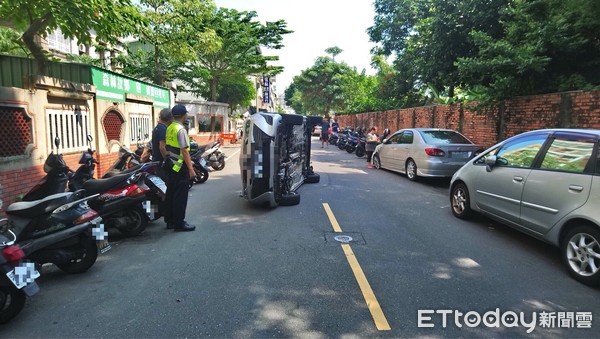 ▲林姓男子駕駛自小客車，行經台南市永康區中山南路195巷內時，車身突向左偏，撞擊路邊停放之自小客車後而側翻。（圖／記者林悅翻攝）