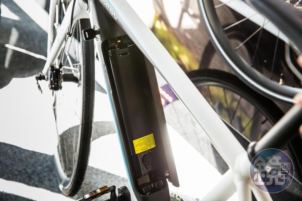 達方將電池直接包覆在車身內，線條簡潔流線，外觀上不容易看出是一台「電動」自行車。