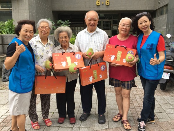 ▲新竹市政府準備月餅禮盒及柚子，送到獨居長輩手中。。（圖／新竹市政府提供）