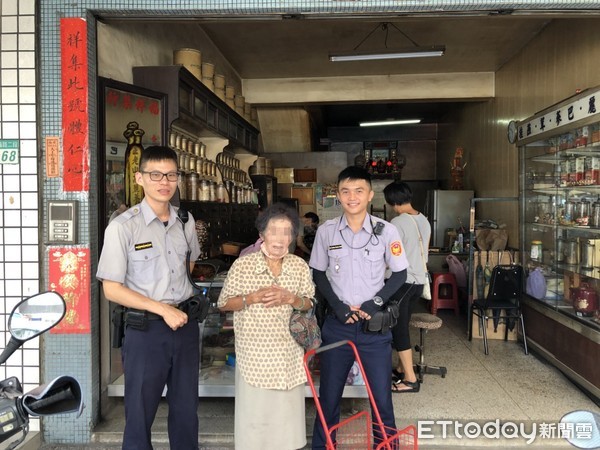 ▲台南市警二分局民權派出所警員蘇育緯、趙國君，幫84歲黃姓老婦找到她想去的中藥局，讓老婦十分開心。 （圖／記者林悅翻攝）
