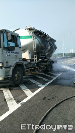 ▲▼西濱公路槽車突然起火。（圖／記者李忠憲翻攝）