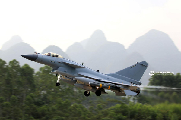 中國軍網英文網站披露一張殲-10C飛行照片，機翼下掛載AKD-88型中遠程空地導彈，顯示該機具備強悍的防區外精確打擊能力。（圖／翻攝自中國軍網英文網）