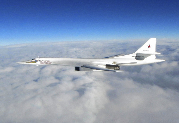▲▼一架俄羅斯圖-160(Tu-160)轟炸機，在2018年1月15日靠近英國領空。（圖／達志影像／美聯社）