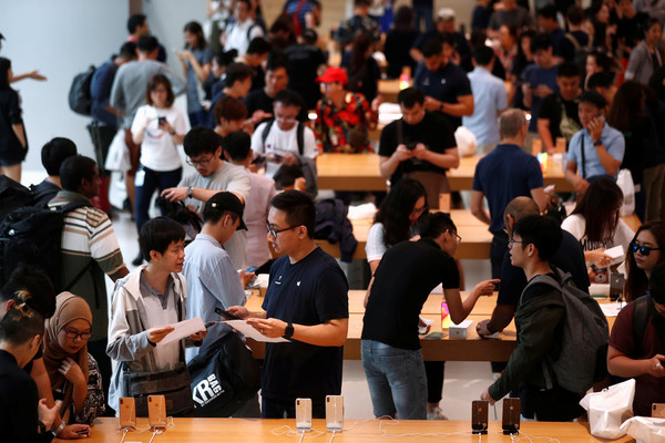 ▲▼蘋果iPhone XS系列今（21）日在各大地區開賣，新加坡烏節路（Orchard Road）的蘋果商店在20日就出現約250名的排隊人潮。（圖／路透）