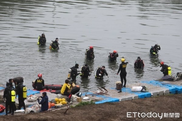 ▲▼復興空難不畏河水低溫，潛水員手牽手在基隆河搜尋復興空難失蹤者的遺體。（圖／記者徐文彬攝）