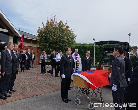 ▲▼外交部同仁在費茲派翠克上尉的棺木覆蓋中華民國國旗。（圖／外交部提供）