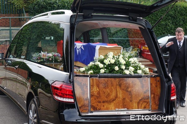 ▲▼外交部同仁在費茲派翠克上尉的棺木覆蓋中華民國國旗。（圖／外交部提供）