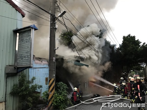 ▲▼   台北市延平北路六段鐵皮屋大火，現在搶救中。          。（圖／記者黃彥傑攝）