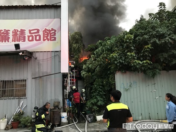 ▲▼   台北市延平北路六段鐵皮屋大火，現在搶救中。          。（圖／記者黃彥傑攝）