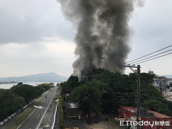 ▲▼   台北市延平北路六段鐵皮屋大火，現在搶救中。          。（圖／記者黃彥傑攝）