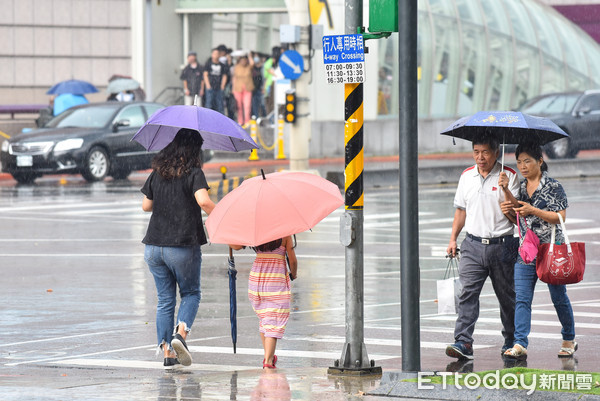 ▲▼下雨,雨天,天氣,豪大雨,雷陣雨,梅雨,降雨,氣象,行人。（圖／記者李毓康攝）