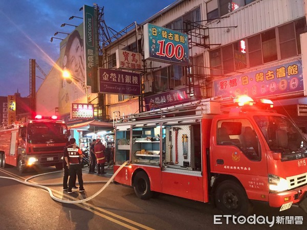 ▲台南市東區崇德路一處店面民宅發生火警，消防局出動消防人車前往搶救。（圖／記者林悅攝，下同）