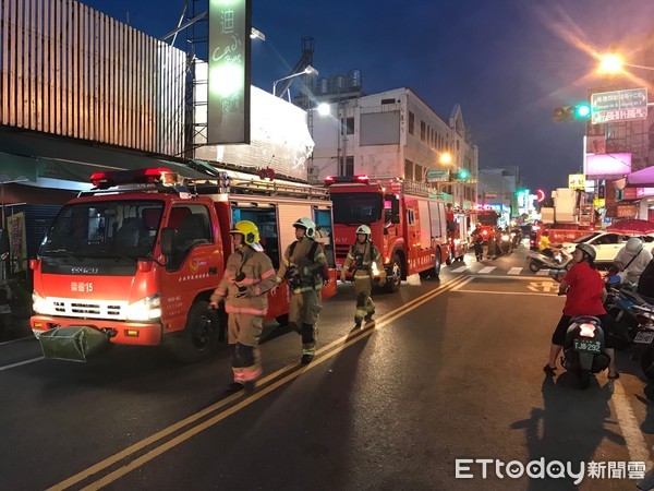 ▲台南市東區崇德路一處店面民宅發生火警，消防局出動消防人車前往搶救。（圖／記者林悅攝，下同）