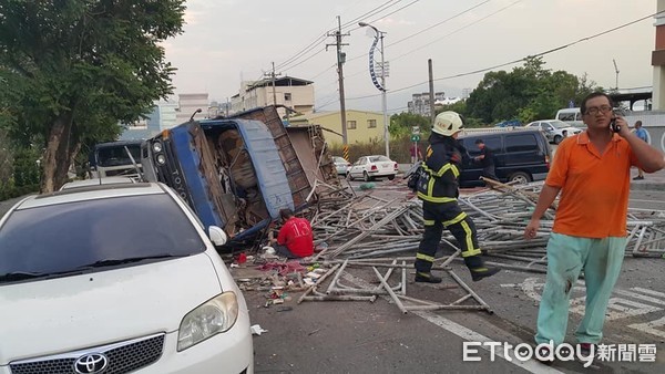 ▲▼南投市區民族路連環車禍。（圖／記者黃泊川翻攝）