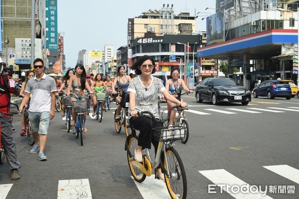 ▲▼辣妹騎車宣傳旗津沙灘音樂派對。（圖／記者宋德威攝）