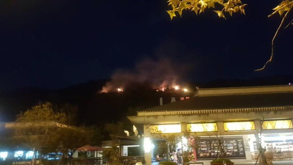 ▲國三南投服務區後方山坡晚間發生大火。（圖／翻攝自南投人聊天室）