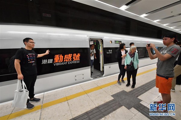 ▲▼香港西九龍站，乘客在列車前留影             。（圖／翻攝自新華網）