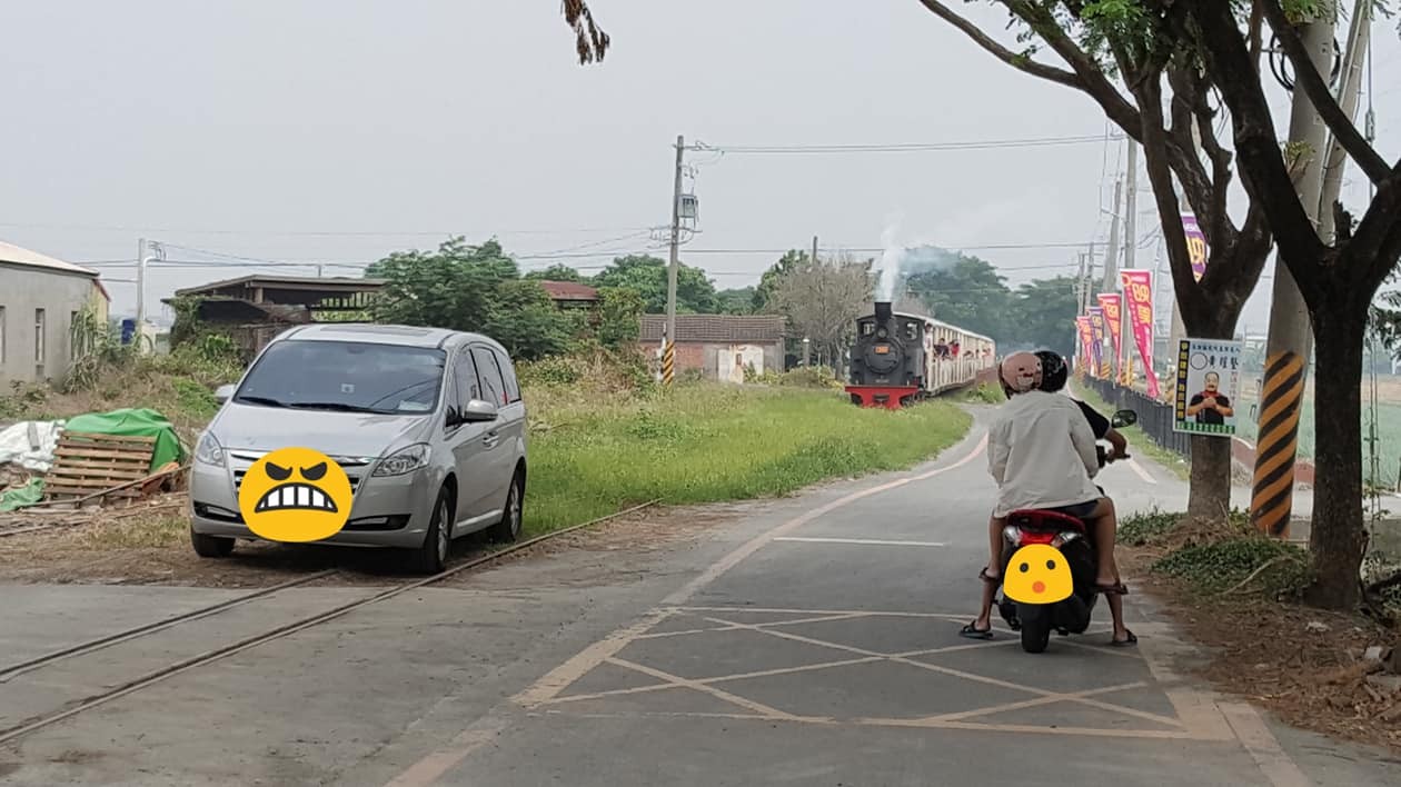 ▲一名轎車直接停在觀光列車鐵軌上，引發眾怒。（圖／翻攝自爆料公社）