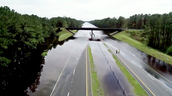 ▲▼ 美國北卡羅萊納州（North Carolina）日前受到佛羅倫斯颶風重創，洪水一度把40號州際公路淹成小河。（圖／路透）