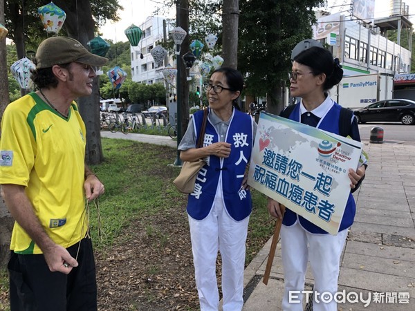 ▲慈濟志工師姊在台東轉運站與童子軍學生分享，「救人一命，無損已身」是日行一善，也符合童子軍的精神。（圖／慈濟基金會提供，下同）