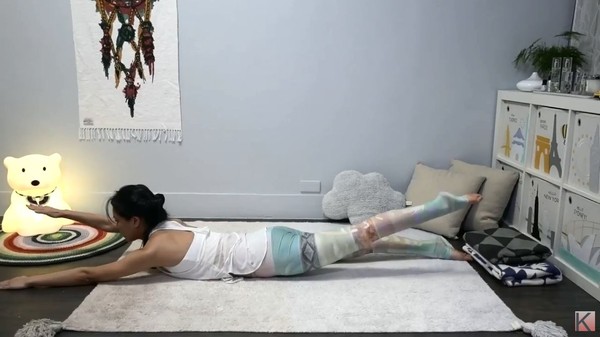 ▲瑜珈練腹肌。（圖／Flow With Katie提供）