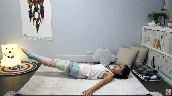 ▲瑜珈練腹肌。（圖／Flow With Katie提供）