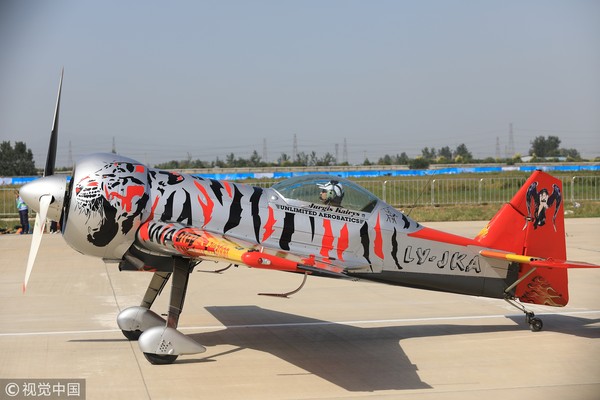 ▲▼中國航空博覽會期間，參加飛行表演的飛機準備滑向跑道。（圖／視覺中國）