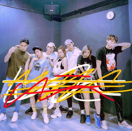 ▲▼電視台突現黃衣男「趴窗直盯」（圖／翻攝自Instagram／keelongxu）