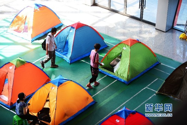▲天津大學提供帳篷給新生家長住。（圖／翻攝自新華網）