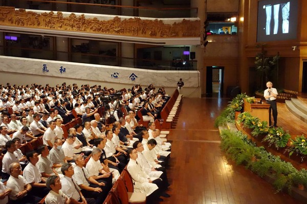 ▲▼大林慈院呂紹睿醫師2018年9月23日在花蓮靜思堂「國際慈濟人醫年會」，主講「認識退化性膝關節炎，一同另闢『膝』徑」的分享。（圖／慈濟基金會提供）