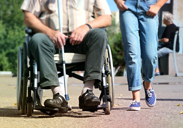 ▲下身癱瘓患者以輪椅活動。（圖／免費圖庫）