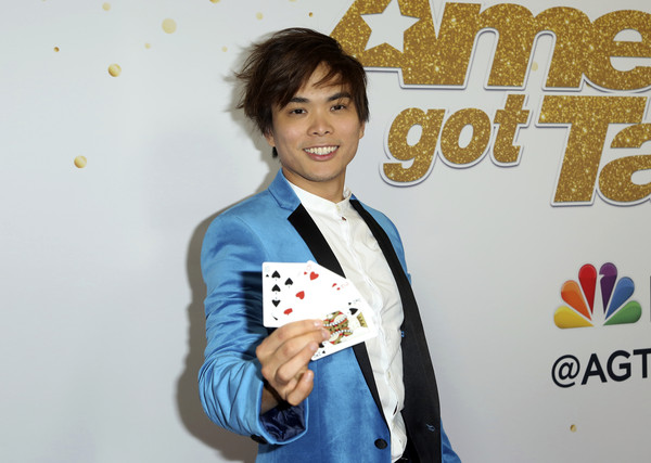 ▲▼第13季的《美國達人秀》（America`s Got Talent）冠軍，由26歲的加拿大華裔魔術師申林（Shin Lim）奪得，他靠著鋼琴表演與變換紙牌的高超技巧驚艷了觀眾。（圖／達志影像／美聯社）