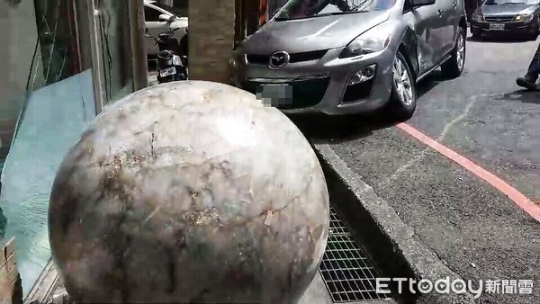 ▲ 2噸重的水晶球在街上滾，砸壞多輛汽機車。（圖／記者郭世賢翻攝）