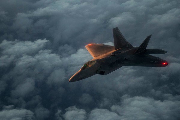 ▲▼美國空軍F-22飛過阿拉伯灣。（圖／翻攝自Facebook／U.S. Air Forces Central Command）