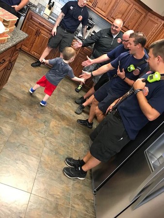 ▲消防隊員為傑克遜暖心慶生。（圖／Harrisburg NC Fire Department Facebook）