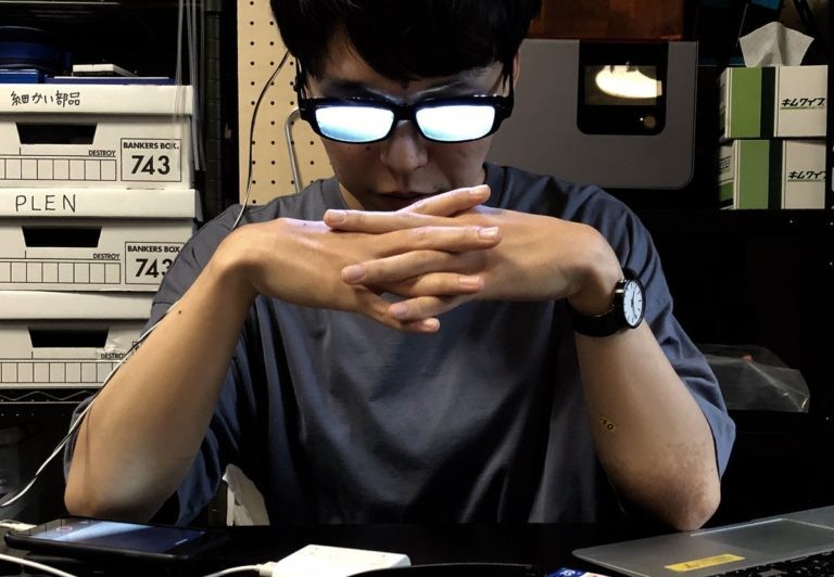 ▲▼日本網友自製「看起來很聰明」的LED發光眼鏡。（圖／翻攝自推特，dekantsu）