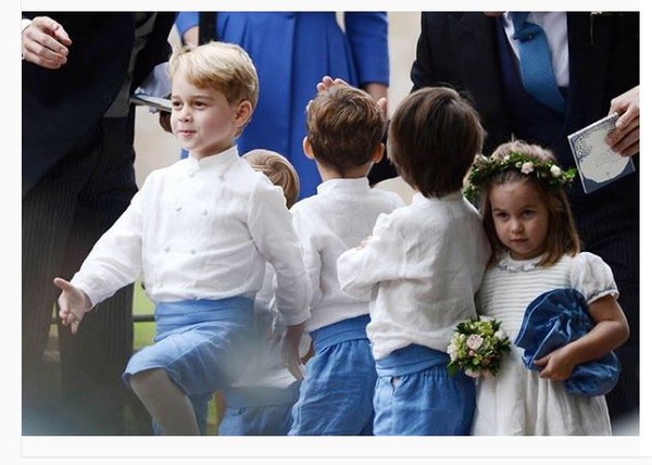 ▲▼出席媽媽凱特好友婚禮，喬治王子突然擺起步操姿勢，夏綠蒂公主則是在他身後。（圖／截圖自instagram@teatimewiththecambridges）