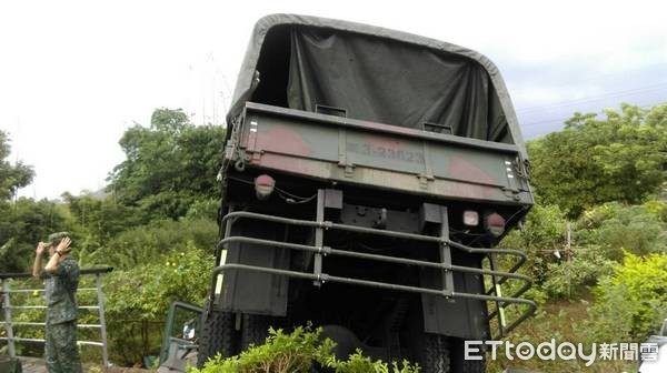 ▲桃園龍潭軍用卡車與2台小客車擦撞後翻覆，造成3士兵受傷。（圖／消防局提供）