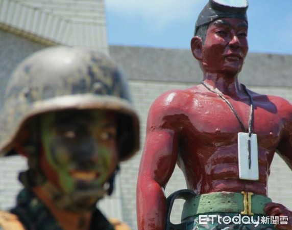 ▲▼陸戰蛙人「老大哥」雕像，長年豎立在特戰營區基地。（圖／記者宋德威攝，下同）