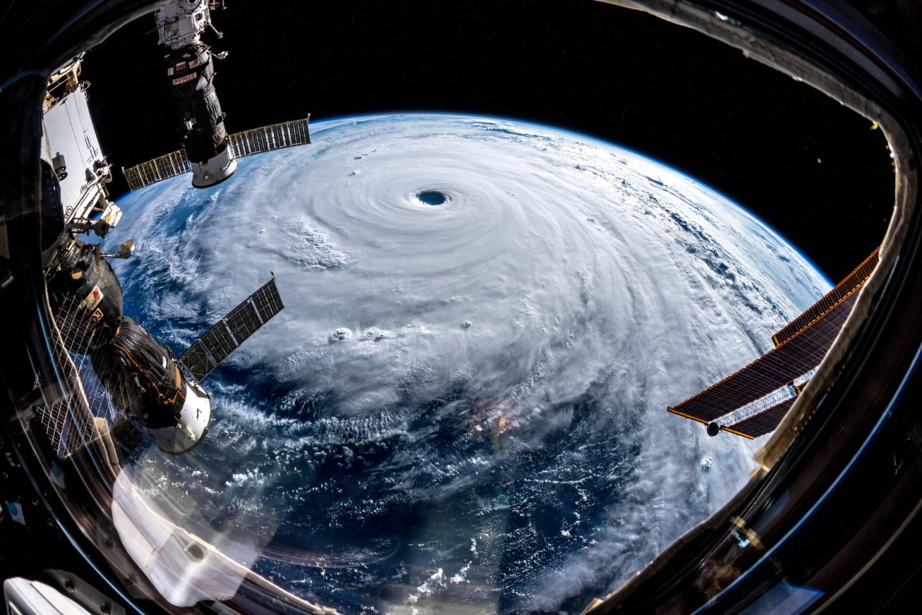 「像有人拔掉地球的巨大塞子」太空人PO潭美恐怖颱風眼：台日注意。（圖／翻攝Alexander Gerst推特）