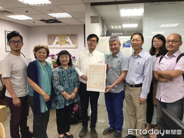 ▲▼高雄市長候選人陳其邁簽署反賭承諾書，來替高雄未來的發展把關。（圖／記者宋德威翻攝）